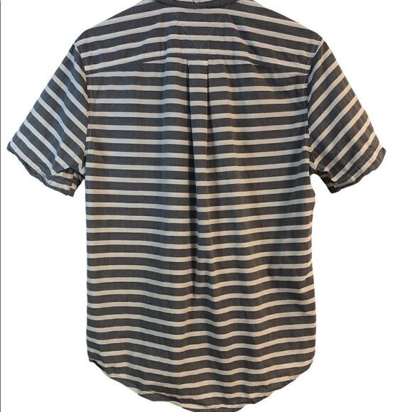 Tommy Hilfiger  custom fit short sleeve button front stripe shirt Size Small - Picture 4 of 6